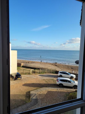 Sandgate flat with sea view